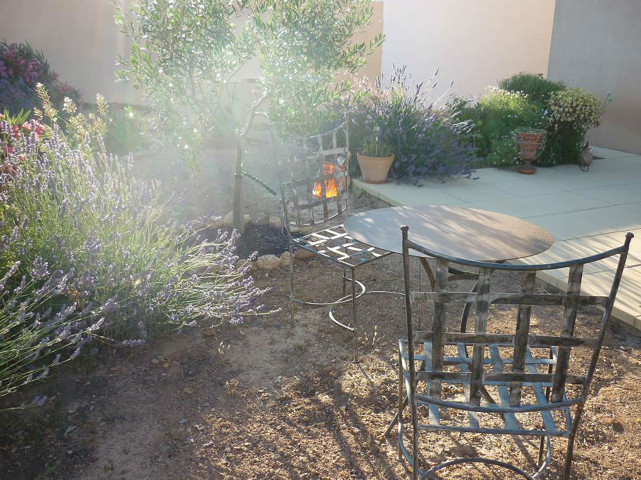 La petite table en fer sous l`olivier
